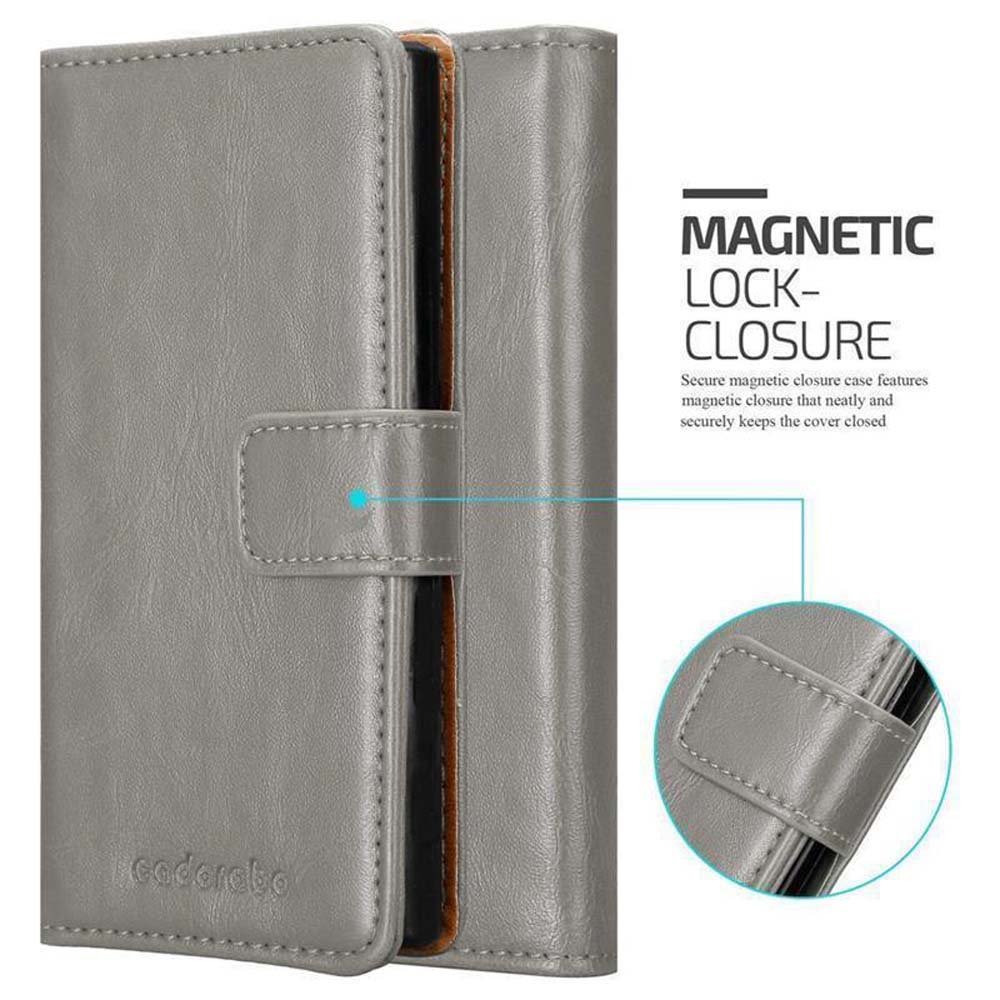 Funda de teléfono de cuero gris cerrada. Texto: MAGNETIC LOCK-CLOSURE. Interior marrón.