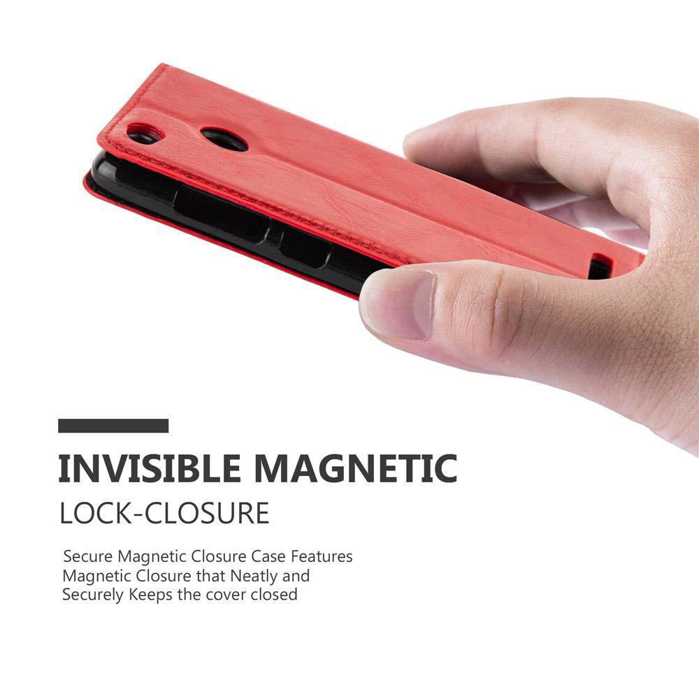 Una mano tiene una custodia rossa per telefono. La custodia ha una chiusura magnetica invisibile.