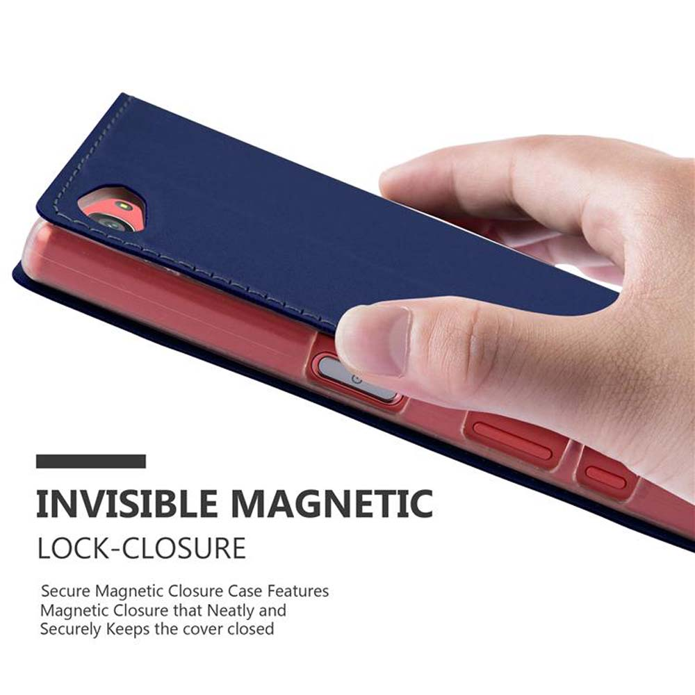 Blaue Handyhülle, die von einer Hand gehalten wird. Text: Unsichtbarer Magnetverschluss.