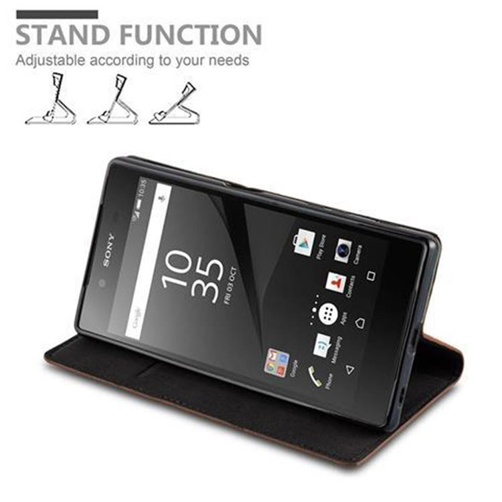 Teléfono dentro de una funda, con pantalla mostrando hora y fecha, y función de soporte.