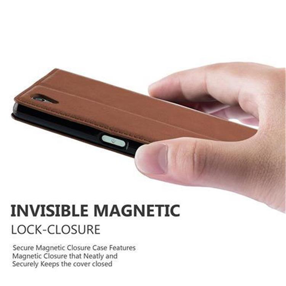 Mano sosteniendo una funda marrón para teléfono. Texto: INVISIBLE MAGNETIC LOCK-CLOSURE.