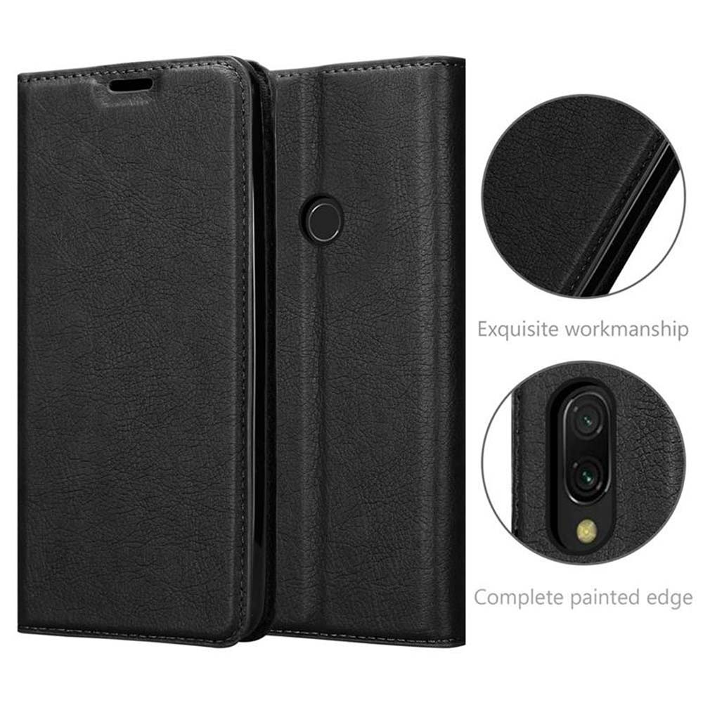 Custodia per telefono nera con trama in pelle. Dettagli delle cuciture e area fotocamera.