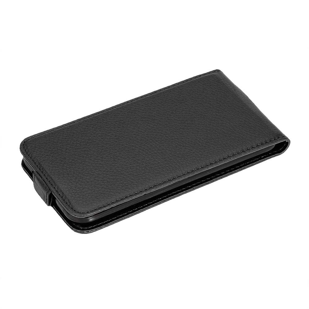 Una custodia per telefono in pelle nera, chiusa, su una superficie bianca. La custodia ha una texture liscia.