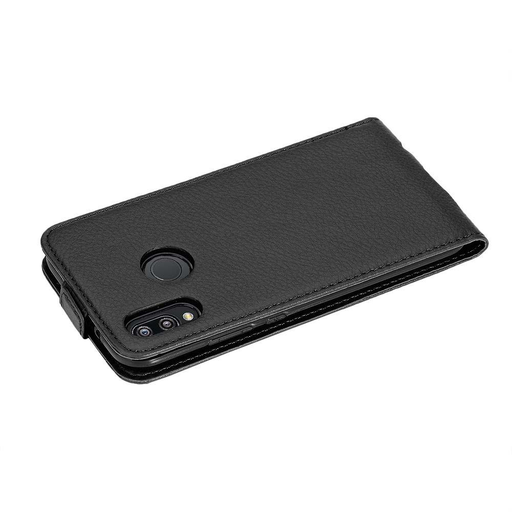 Custodia per telefono in pelle nera, chiusa. La custodia ha un ritaglio per la fotocamera e una superficie strutturata.