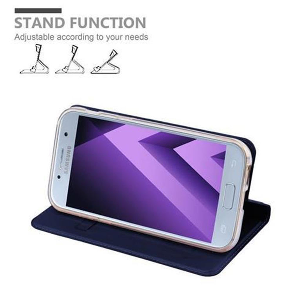 Ein weißes Samsung Smartphone in einer blauen Hülle, offen auf einem Tisch. Die Hülle steht.