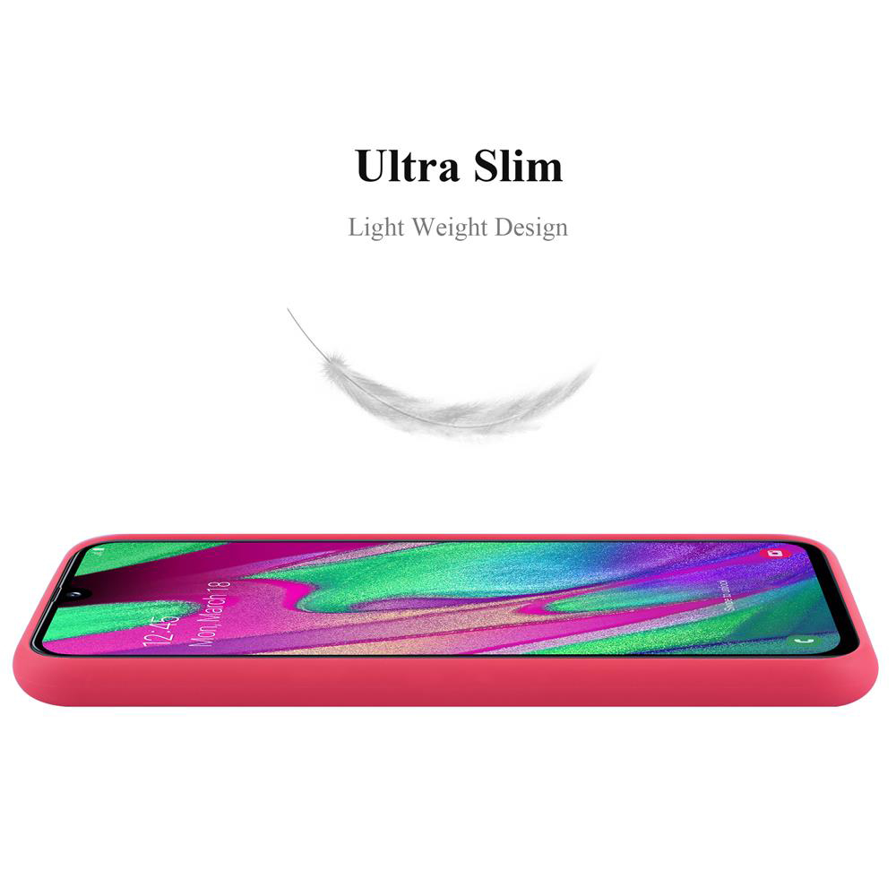Una custodia per telefono di colore rosa. La custodia è appoggiata su una superficie bianca.
