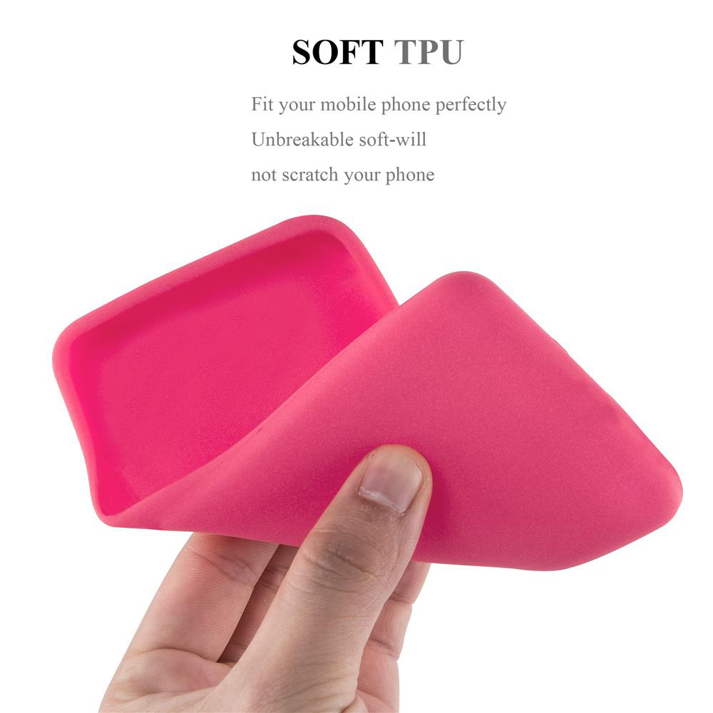 Custodia rosa per telefono. Mano che tiene la custodia, mostrando la sua flessibilità. Sfondo bianco.