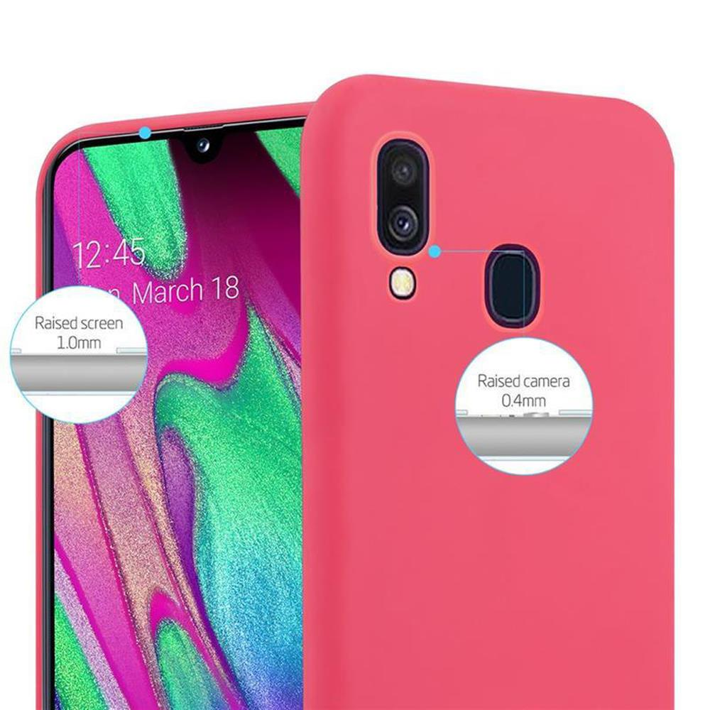 Custodia per telefono rosa su uno schermo. Lo schermo mostra data e ora. Vengono mostrati i dettagli dello schermo e della fotocamera rialzati.