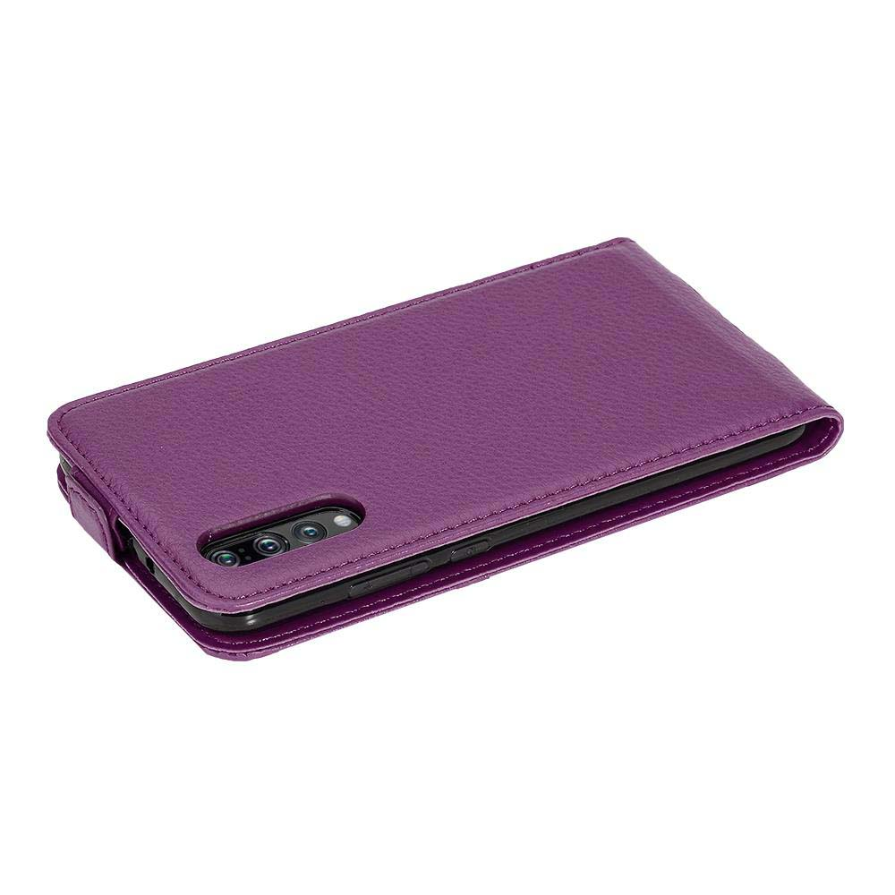 Custodia per telefono viola aperta. Un telefono è all'interno. Il telefono ha tre fotocamere. La custodia è strutturata e chiusa.