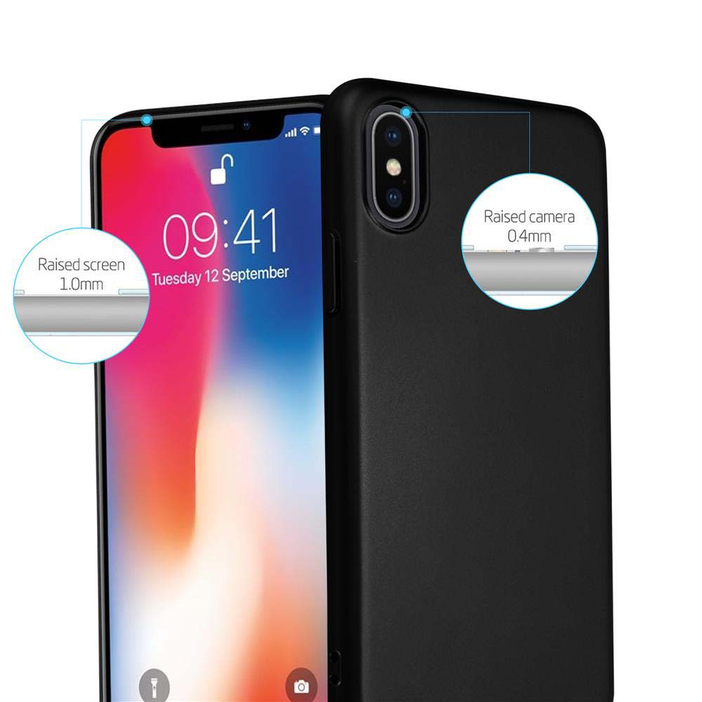 Schwarzes Telefon mit Anzeige der Uhrzeit, neben einer schwarzen Hülle, mit erhöhtem Bildschirm.