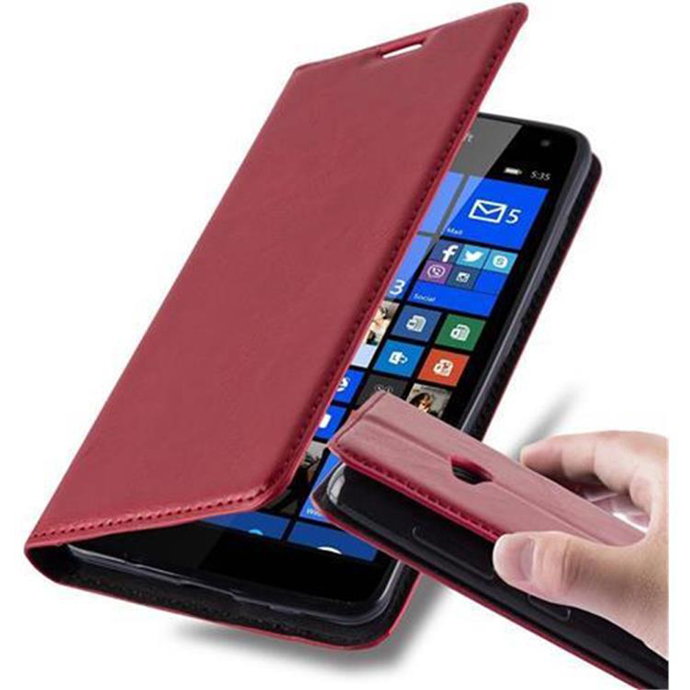 Rotes Telefon in einer roten Lederhülle, teilweise geöffnet. Telefon zeigt App-Symbole.