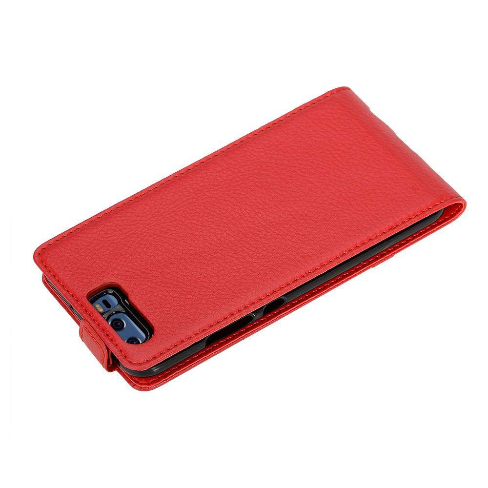 Custodia rossa per telefono, chiusa, con un telefono dentro. Ha una trama in pelle.