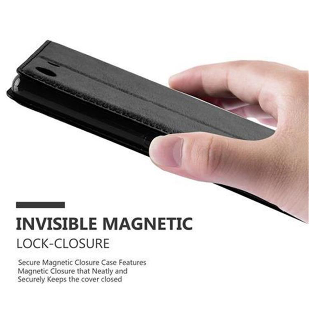 Funda negra con el texto 'INVISIBLE MAGNETIC LOCK-CLOSURE'. Mano sosteniendo la funda.