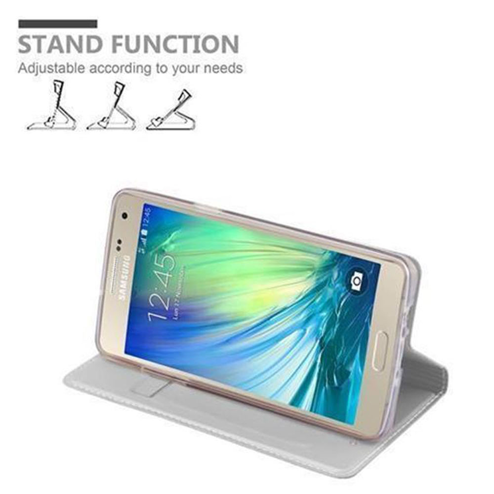 Smartphone in einer Hülle, schräg auf einem Ständer, mit Uhranzeige.