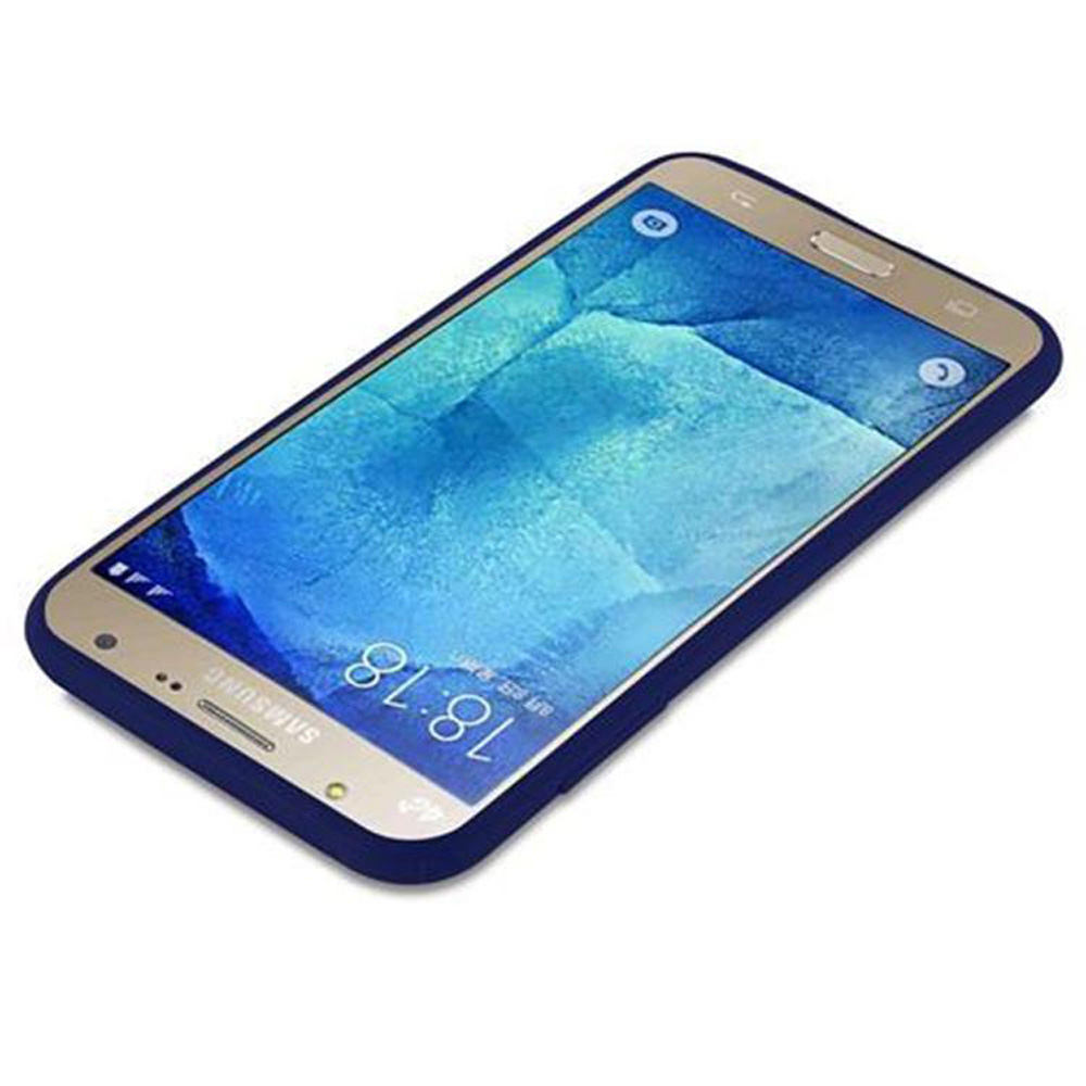 Il telefono Samsung in una custodia blu mostra le 18:18 su uno schermo a motivi blu.