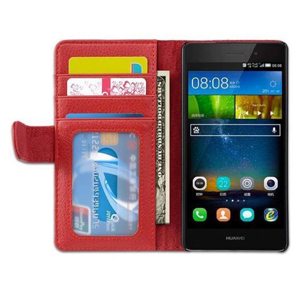 Custodia rossa per telefono con carte, denaro e un telefono che mostra l'interfaccia. Telefono Huawei.
