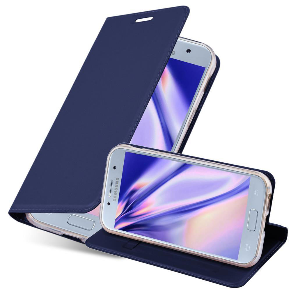 Dos teléfonos en fundas azules, uno abierto mostrando pantalla. El otro está cerrado.
