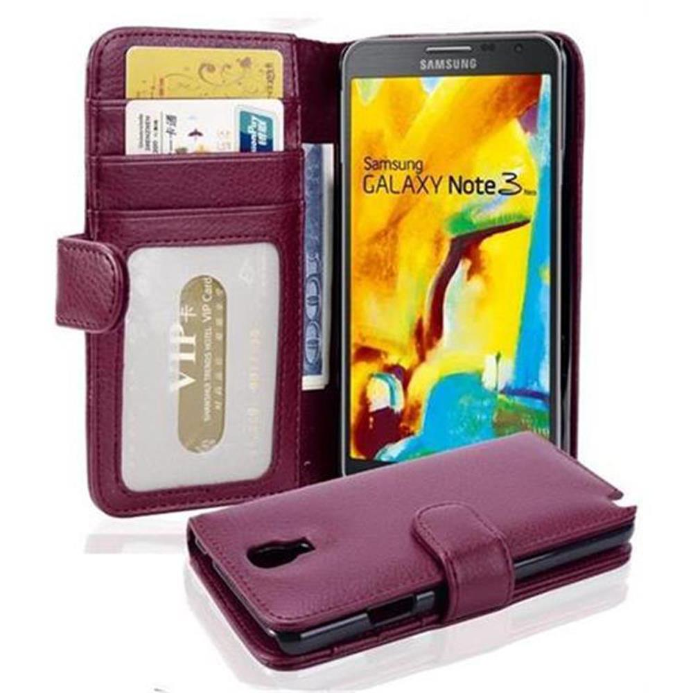 Un portefeuille de téléphone bordeaux avec cartes et téléphone ouvert, sur fond blanc.
