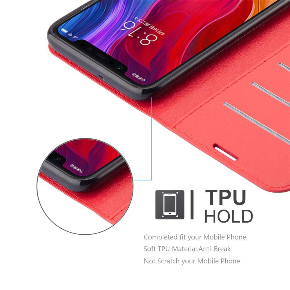 Un teléfono en una funda roja, mostrando la pantalla con la hora, sobre una superficie roja.