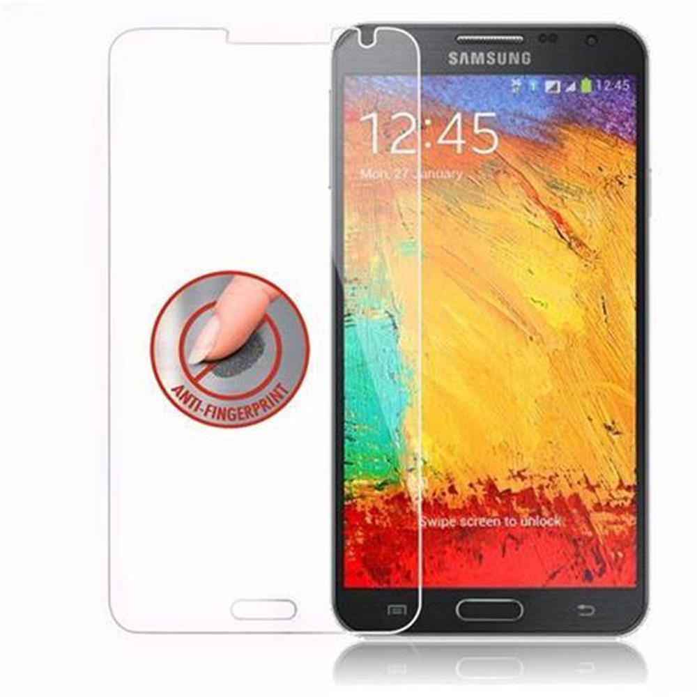 Un telefono Samsung con una protezione schermo applicata. Lo schermo mostra l'ora e un adesivo anti-impronte.
