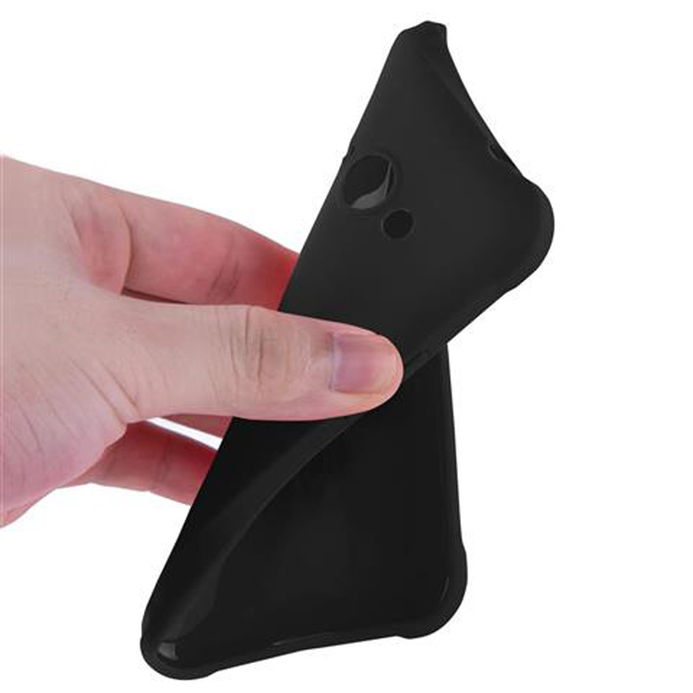 Schwarze Handyhülle in einer Hand gehalten, die ihre Flexibilität und ihr Design zeigt. Weiches, glattes Material.