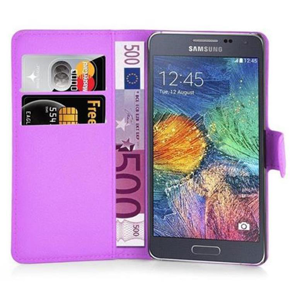 Telefono in custodia a portafoglio viola con carte e denaro. Sfondo bianco.