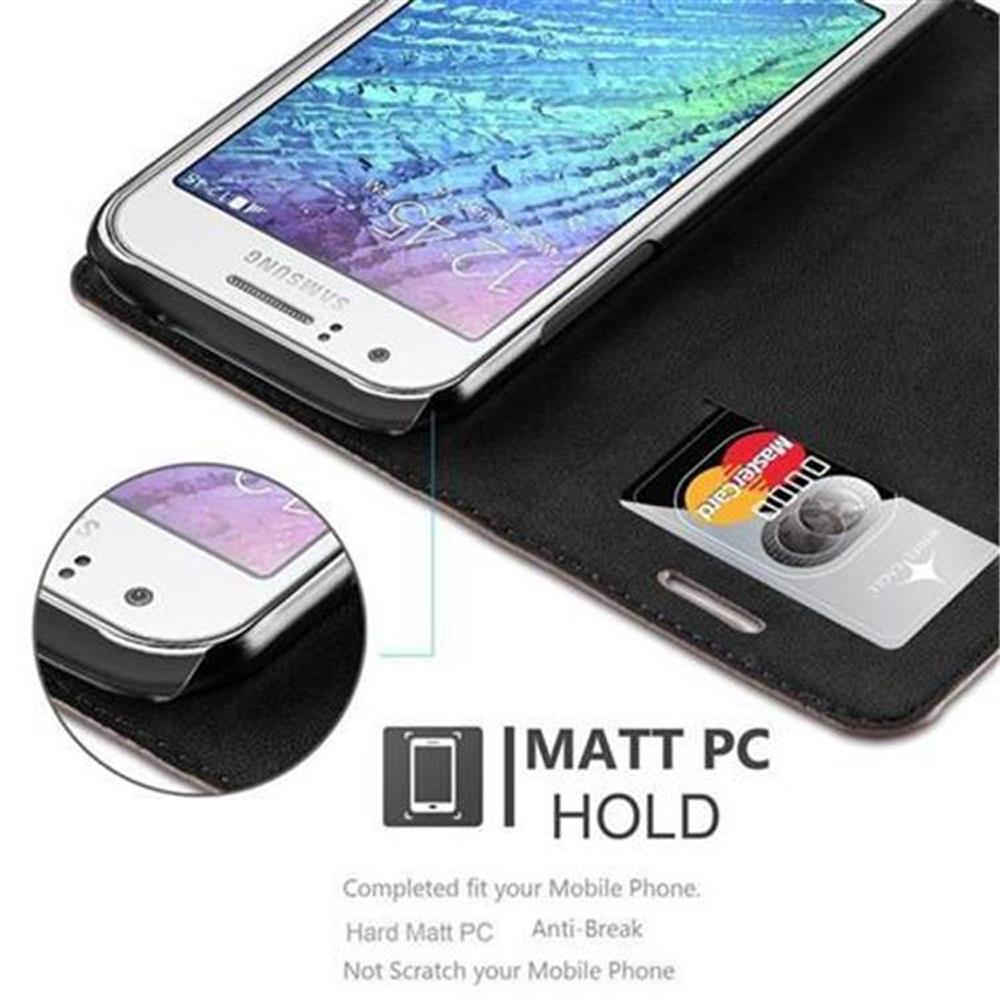 Un telefono in una custodia nera, una carta di credito è visibile. Lo schermo mostra un'immagine.