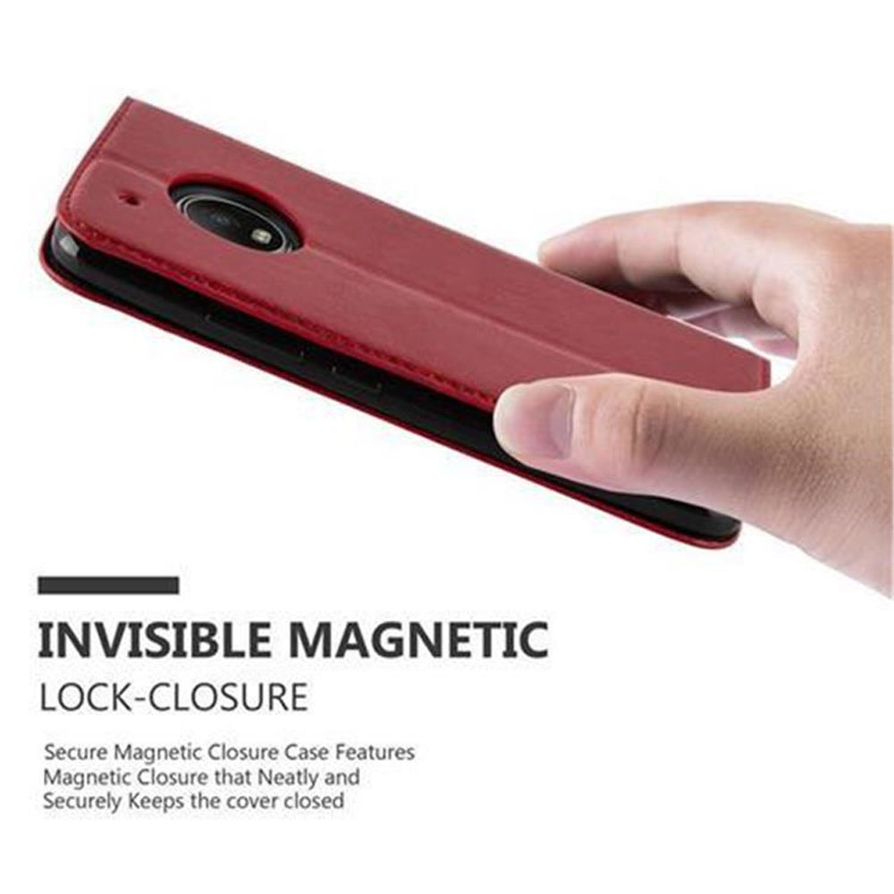 Una mano che tiene una custodia rossa. Il testo sullo schermo recita 'Invisible Magnetic Lock-Closure'.