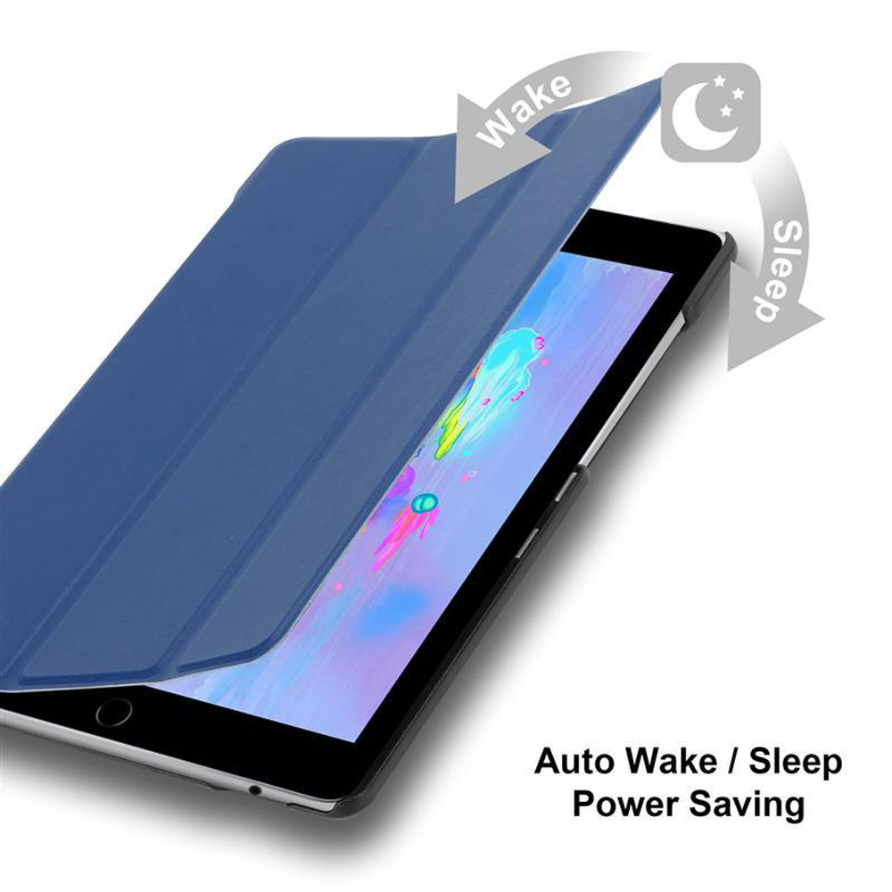 Eine blaue Tablet-Hülle ist geöffnet und gibt das Tablet frei. Die Hülle ist mit Wake/Sleep-Symbolen beschriftet.