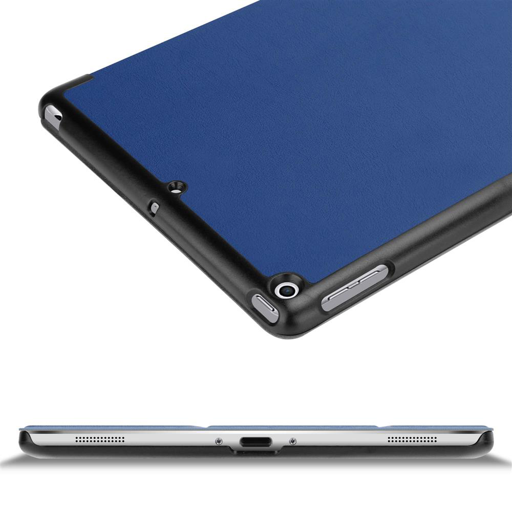 Blaue Tablet-Hülle mit schwarzem Rahmen, schräge Ansicht. Unteransicht zeigt Anschlüsse.
