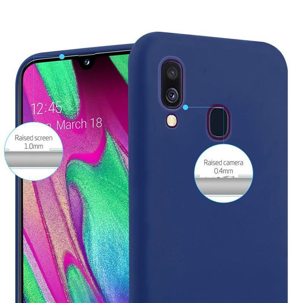 Custodia blu con telefono dentro, mostra ora e data. Dettagli schermo e fotocamera rialzati.