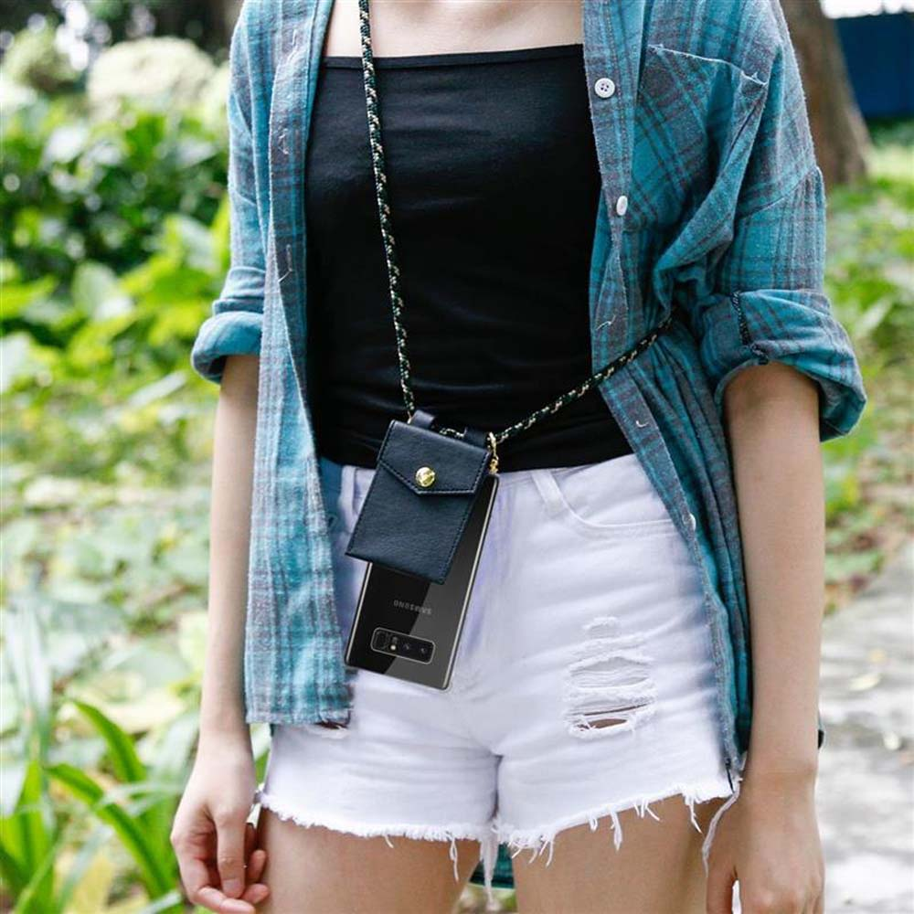 Donna con telefono nero in una custodia. Il telefono è appeso con un cordino al collo. Pantaloncini bianchi.