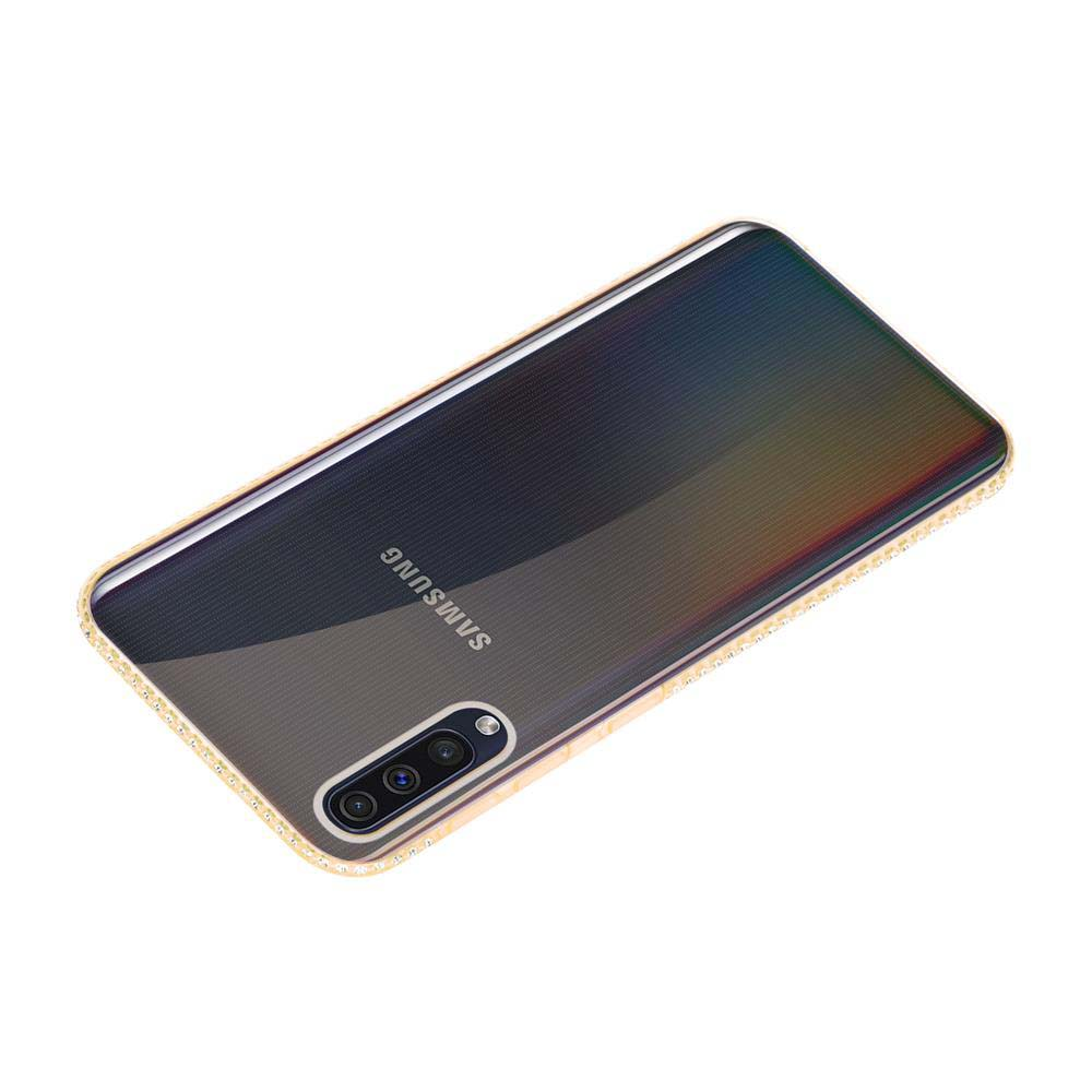 Ein schwarzes Telefon mit Goldrand. Das Telefon befindet sich auf weißem Hintergrund.