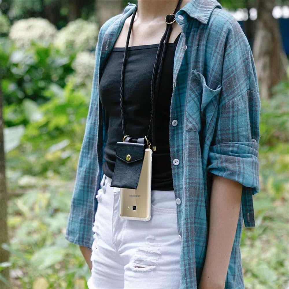 Donna con camicia a quadri blu e pantaloncini bianchi, con custodia nera e cinturino al collo.