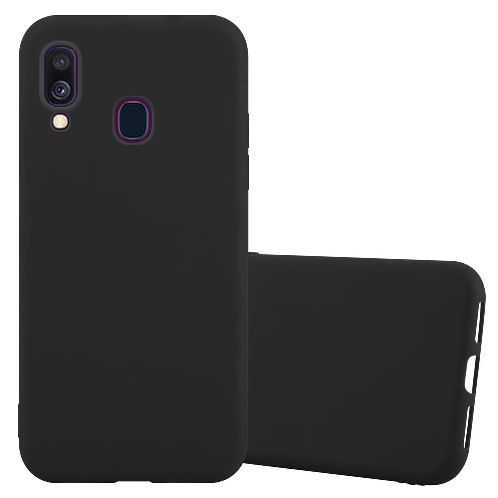 Custodia nera per telefono. Due custodie visibili, una verticale, una orizzontale.