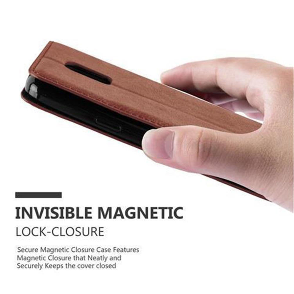 Mano che tiene un telefono in una custodia in pelle marrone. Il testo dice 'Invisible Magnetic Lock-Closure'.