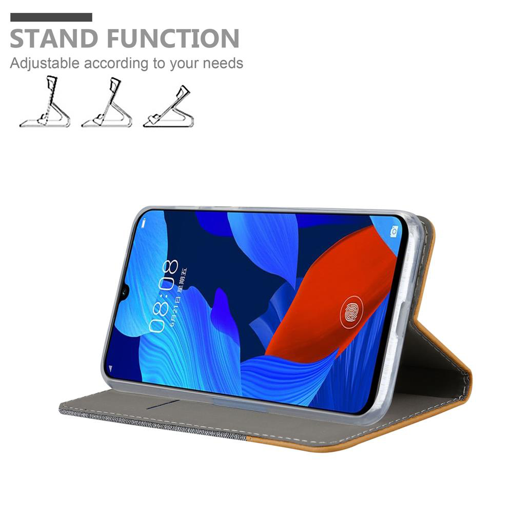 Telefono in una custodia, aperto e in piedi. Il telefono mostra uno sfondo blu.
