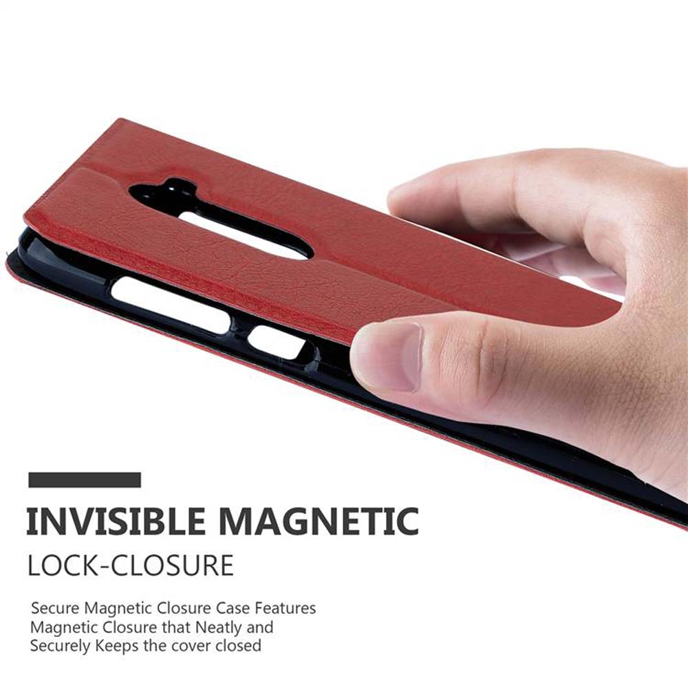 Custodia per telefono rossa, aperta, che mostra un telefono all'interno. Una mano tiene la cover. Il testo 'INVISIBLE MAGNETIC' è visibile.