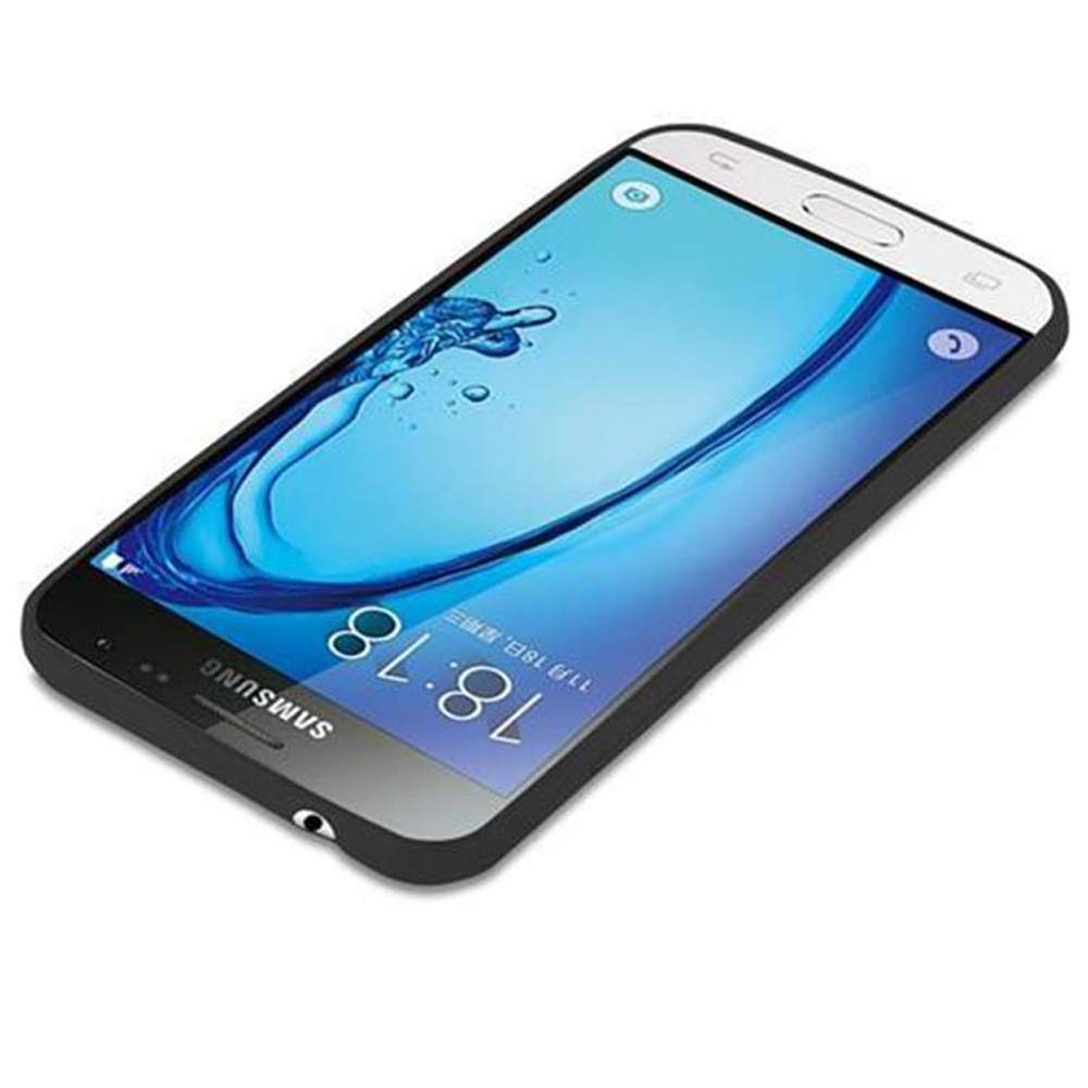 Uno smartphone in una custodia nera su una superficie bianca. Lo schermo mostra l'ora.