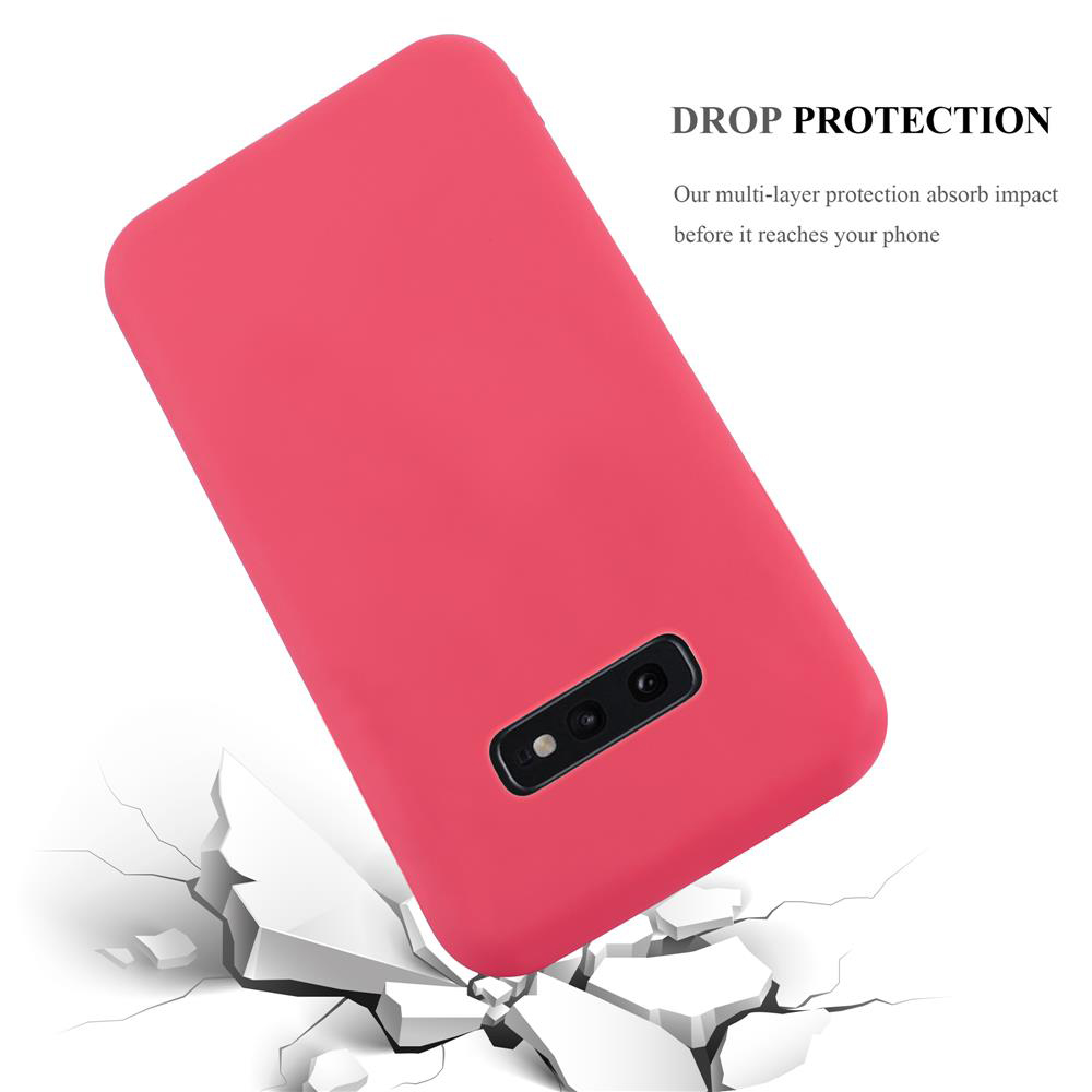 Custodia per telefono rosa su superficie bianca con pezzi rotti.