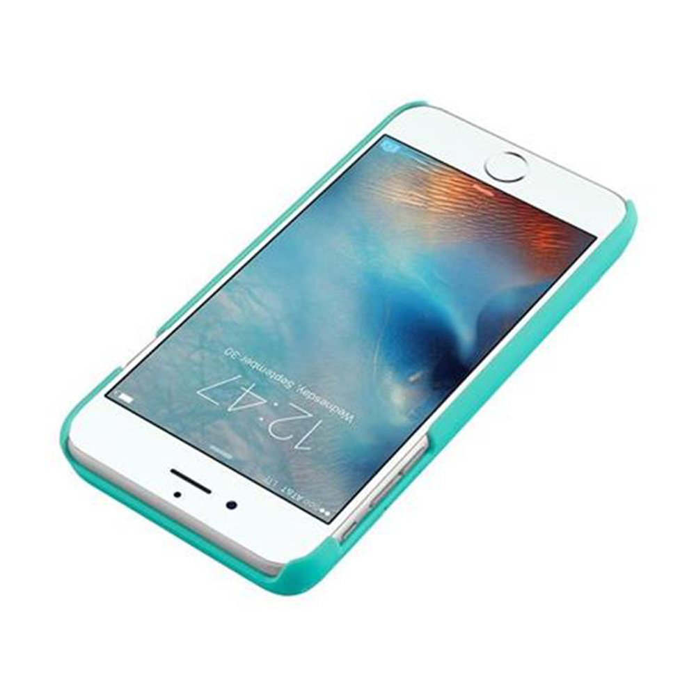 Smartphone bianco con custodia verde acqua. Lo schermo mostra un'immagine digitale con l'ora.