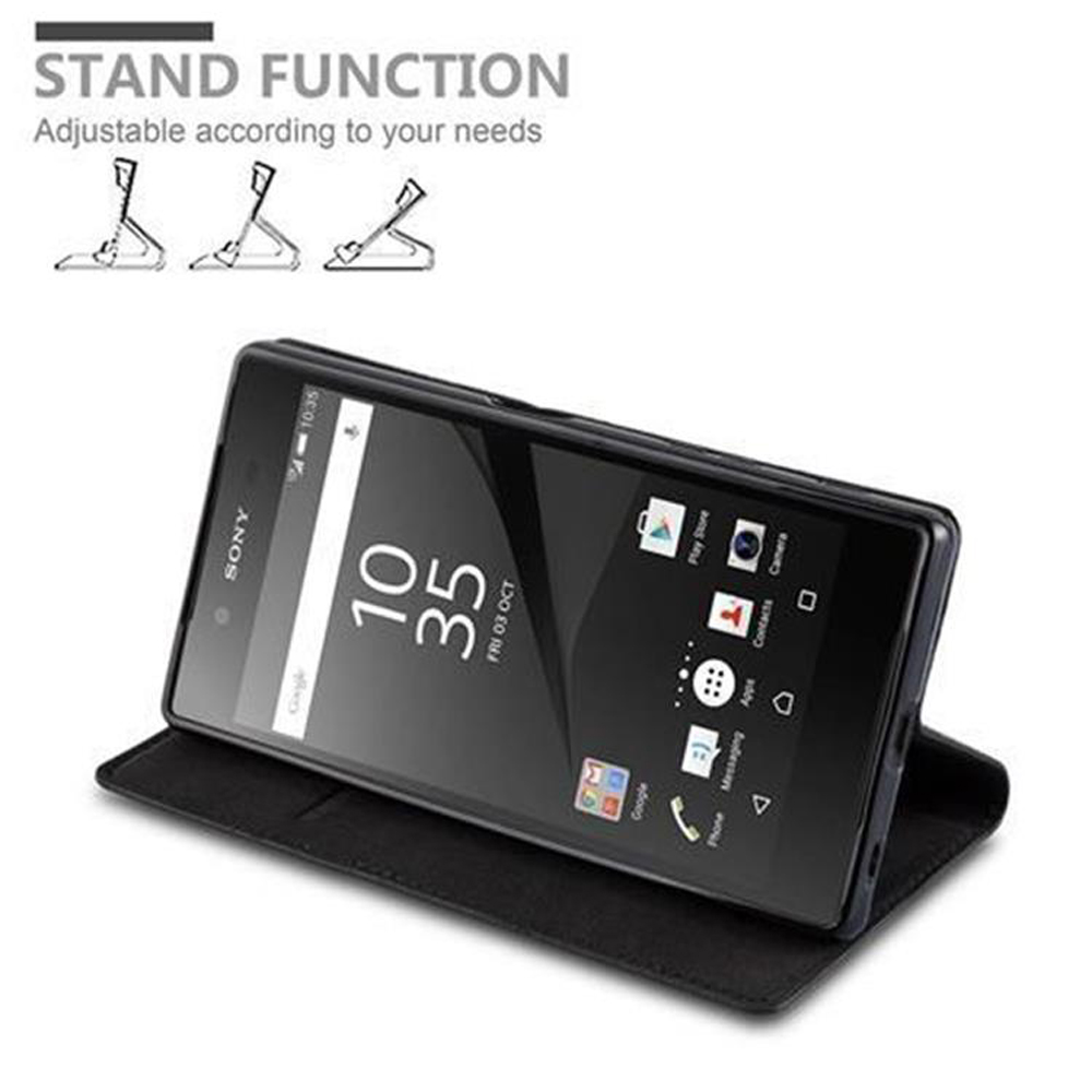 Smartphone en una funda, apoyado en posición de soporte. Función de soporte. La pantalla muestra la interfaz.