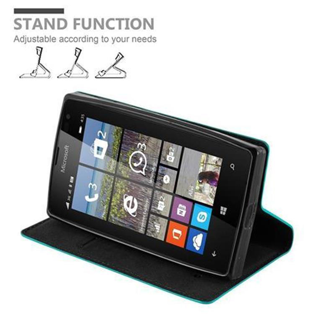 Smartphone in una custodia, appoggiato in posizione verticale. Funzione stand. Lo schermo mostra l'interfaccia.