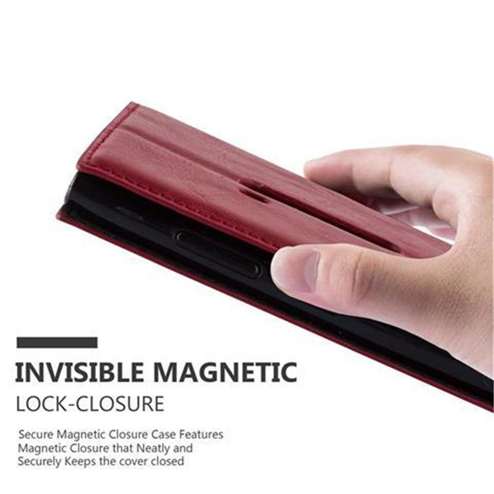Custodia rossa con chiusura magnetica invisibile. Una mano tiene la custodia. Il testo descrive la chiusura.