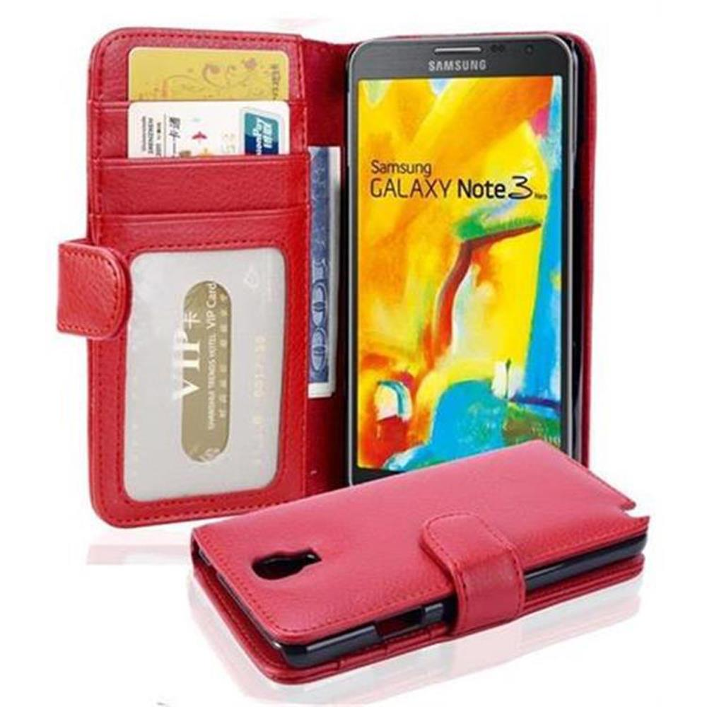 Étui de téléphone en cuir rouge ouvert, montrant le téléphone et les cartes. Fond blanc.