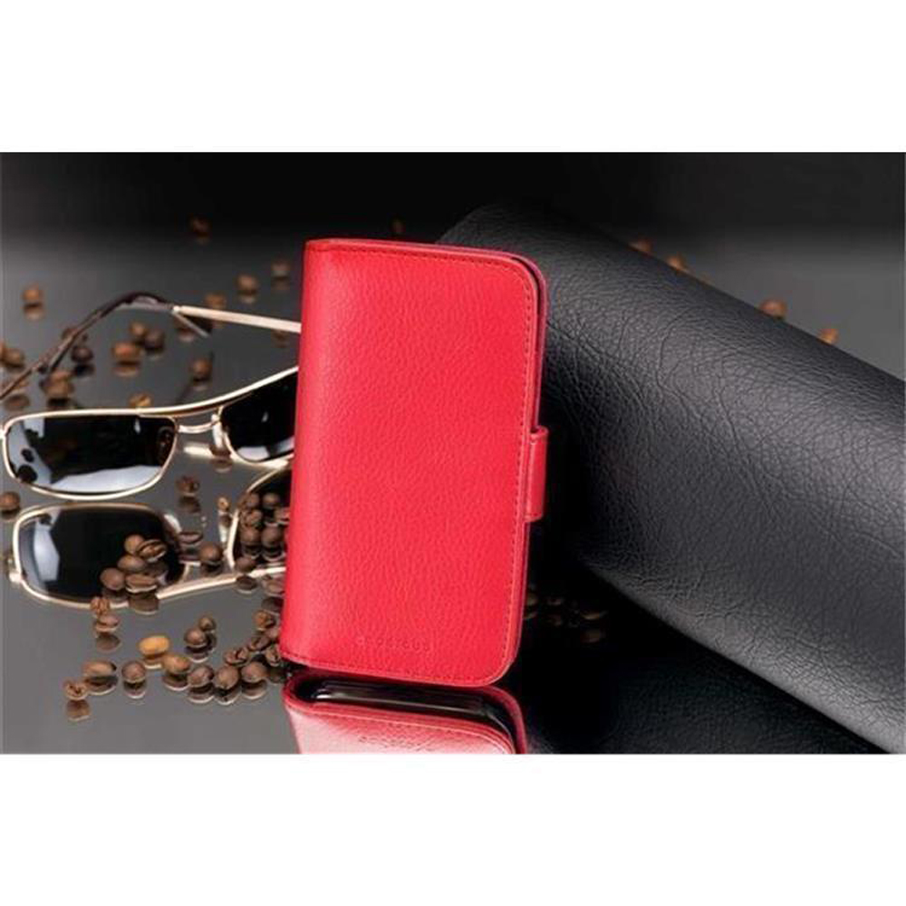 Rote Handyhülle, Sonnenbrille und Kaffeebohnen auf glänzend schwarzer Oberfläche.