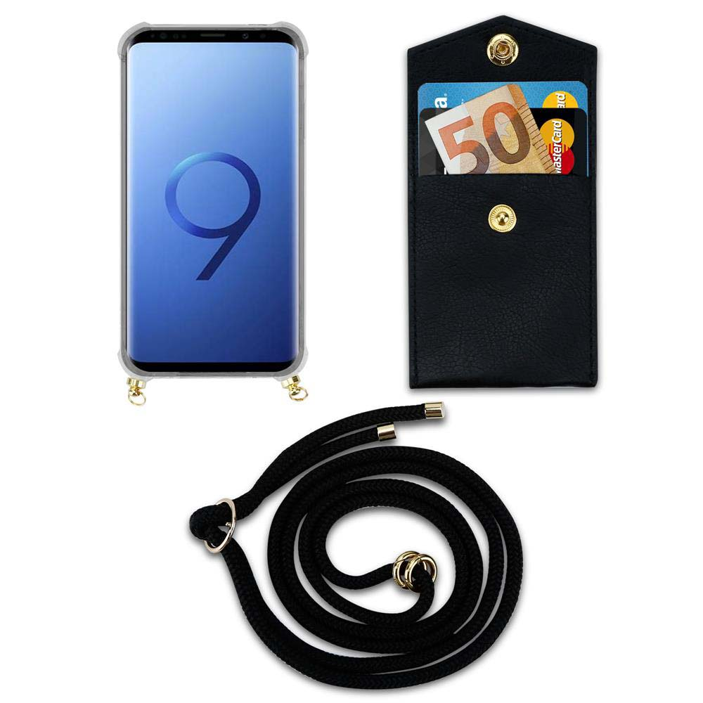 Telefono in una custodia con un cordino. Inoltre, custodia con carte. Vari accenti dorati.