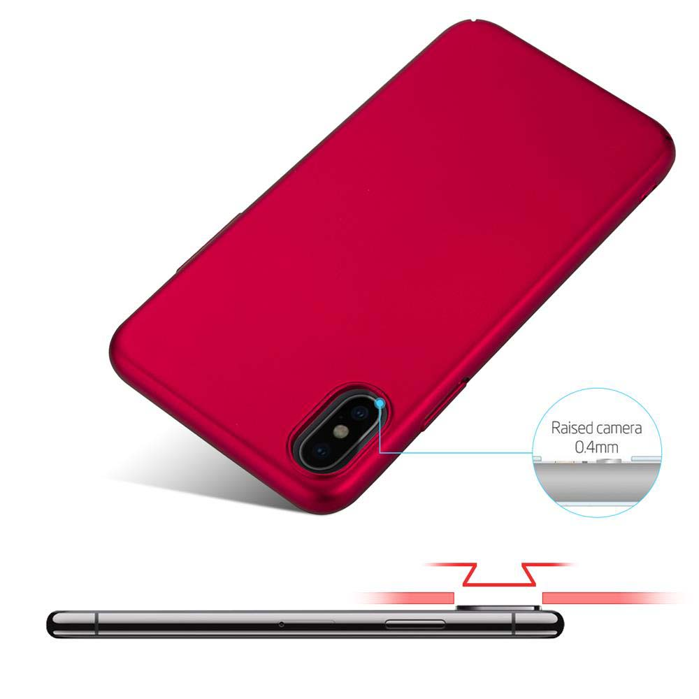 Rote Handyhülle mit erhabener Kamera. Das Telefon liegt unten. Weißer Hintergrund.