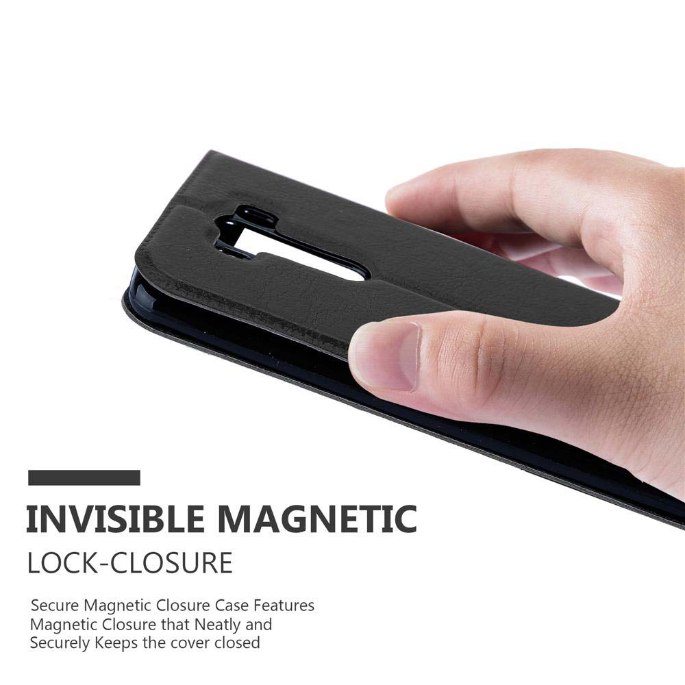 Mano sosteniendo una funda de teléfono negra. La funda tiene un cierre magnético.