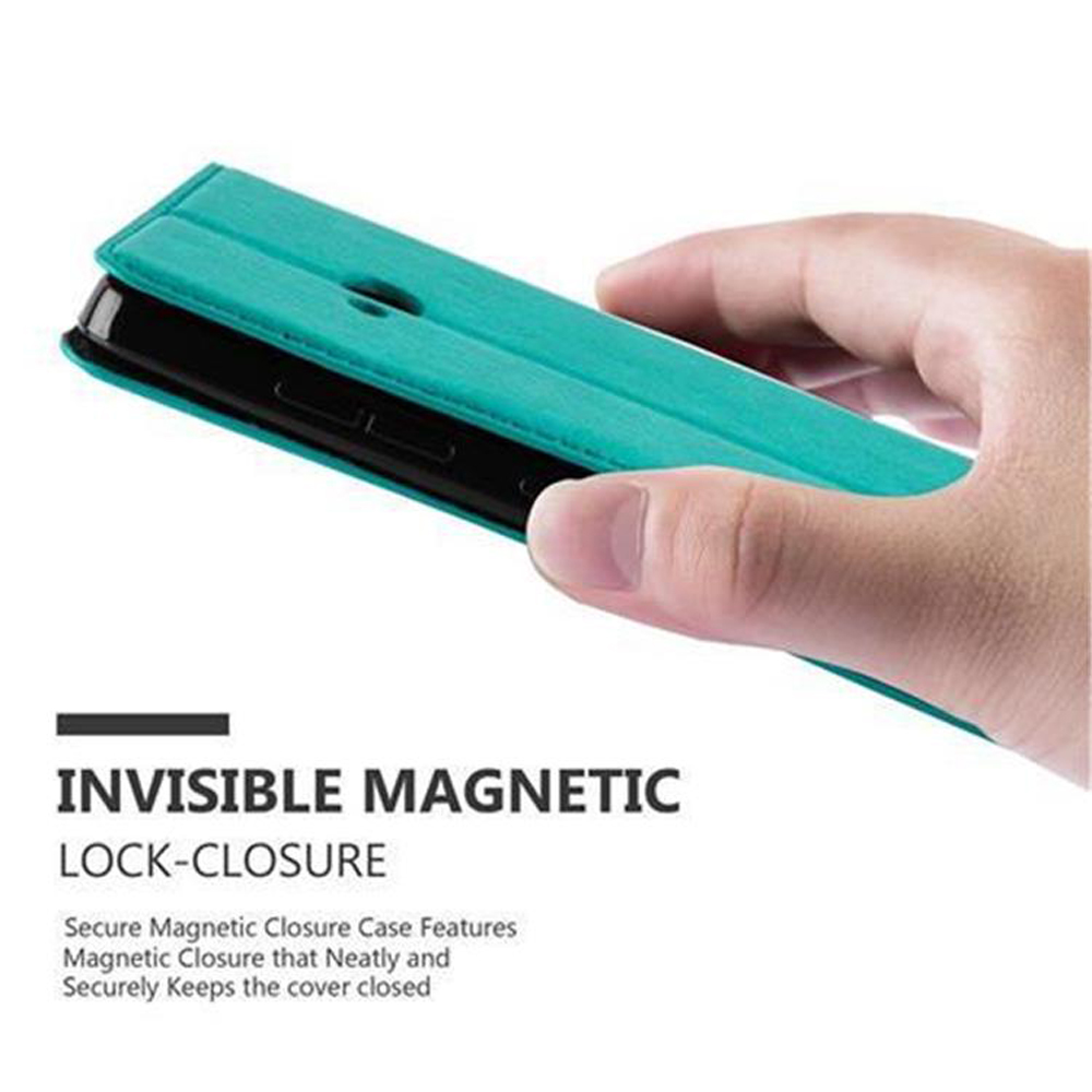 Una mano che tiene una custodia per telefono verde acqua con un telefono dentro, con testo sulla chiusura magnetica invisibile.
